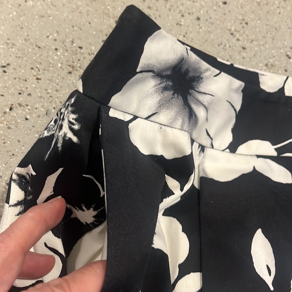 WHITE HOUSE BLACK MARKET FLORAL A-LINE PLEATED SKIRT BLACK WHITE SIZE 4 - Picture 5 of 11
